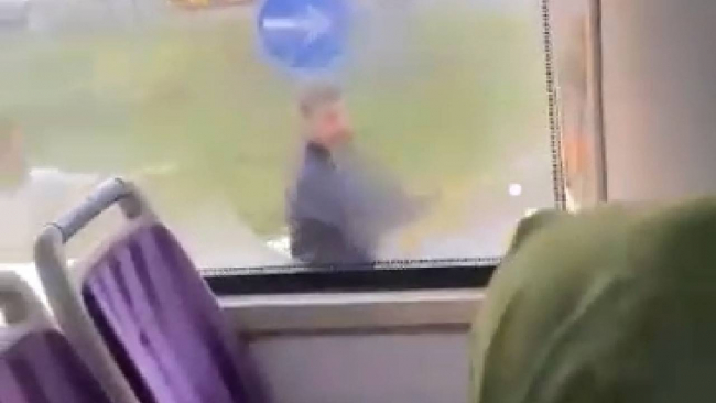 Taş ve sopalarla İETT otobüsüne saldırı anı kamerada